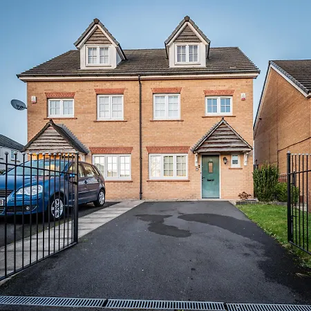 4 Bedroom Town House- Free Parking, Perfect For Families And Contractors *