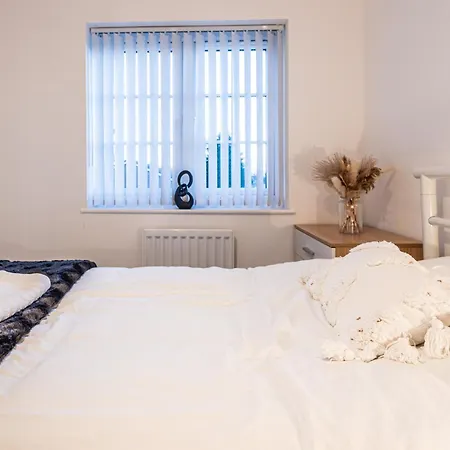 4 Bedroom Town House- Free Parking, Perfect For Families And Contractors