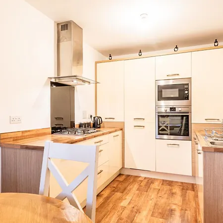 4 Bedroom Town House- Free Parking, Perfect For Families And Contractors *