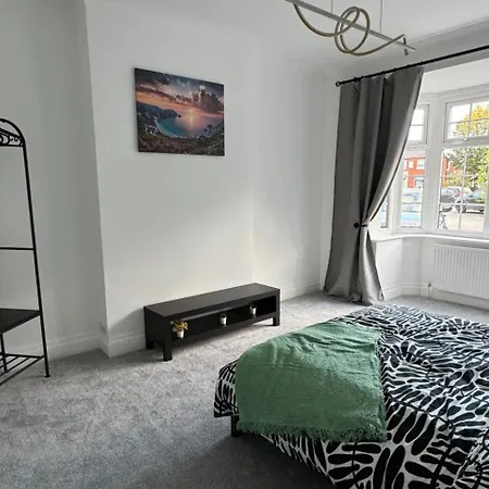 Oasis - Spacious 5 Bedroom House * Mánchester