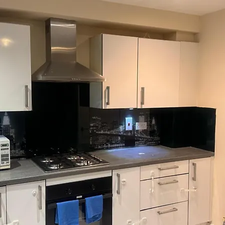 Komegloba Mega Room, Moston Station Манчестер