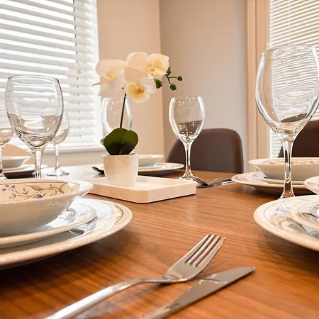 New Near Etihad & Coop Live Holiday home *