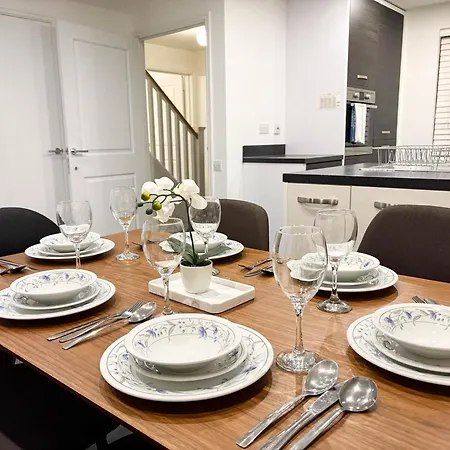 Holiday home New Near Etihad & Coop Live