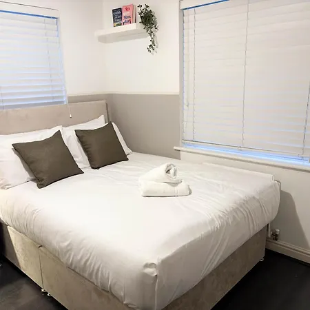 Holiday home New Near Etihad & Coop Live *