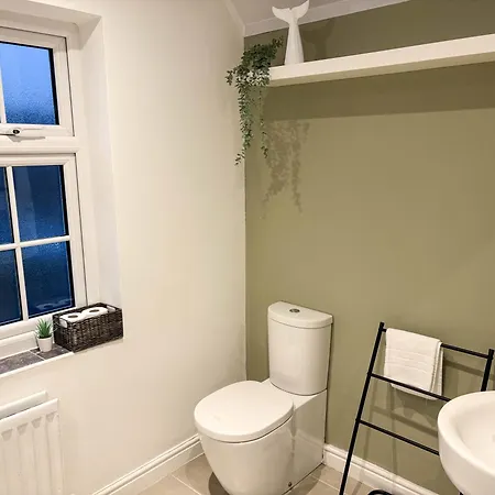 Holiday home New Near Etihad & Coop Live
