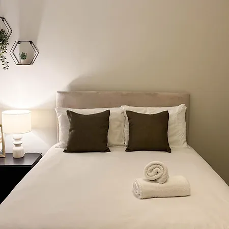 Holiday home New Near Etihad & Coop Live *