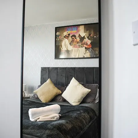 New Stylish Free Parking Sleeps 5 Or 6