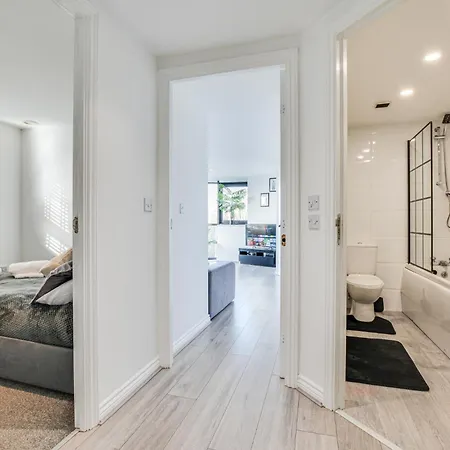 New Stylish Free Parking Sleeps 5 Or 6 * Manchester
