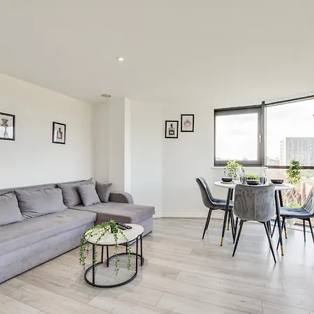 New Stylish Free Parking Sleeps 5 Or 6