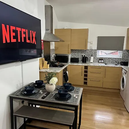 Stylish Old Trafford 2br Apartment, Free Parking, Near Stadium & Centre Апартаменты Манчестер