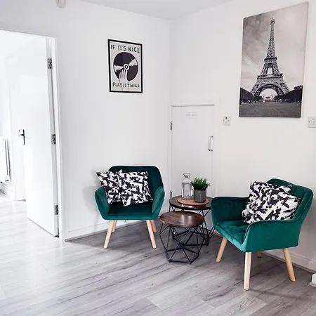3 Bedroom House With Fast Wifi And Free Parking - Tv's In Every