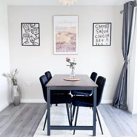 Apartment 3 Bedroom House With Fast Wifi And Free Parking - Tv's In Every