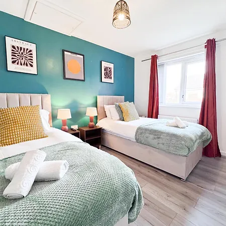 Apartment 3 Bedroom House With Fast Wifi And Free Parking - Tv's In Every *
