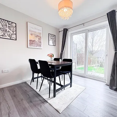 3 Bedroom House With Fast Wifi And Free Parking - Tv's In Every *