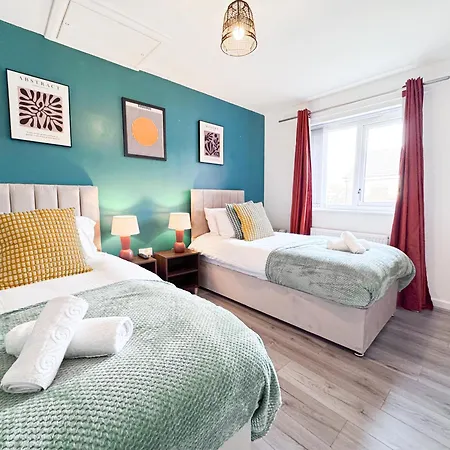 3 Bedroom House With Fast Wifi And Free Parking - Tv's In Every Apartment *