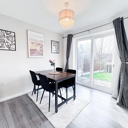 Apartment 3 Bedroom House With Fast Wifi And Free Parking - Tv's In Every *
