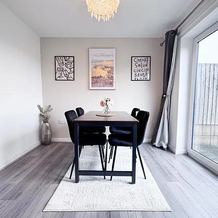 Apartment 3 Bedroom House With Fast Wifi And Free Parking - Tv's In Every *