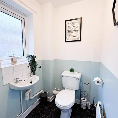 3 Bedroom House With Fast Wifi And Free Parking - Tv's In Every Apartment Manchester
