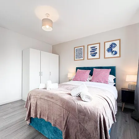 3 Bedroom House With Fast Wifi And Free Parking - Tv's In Every