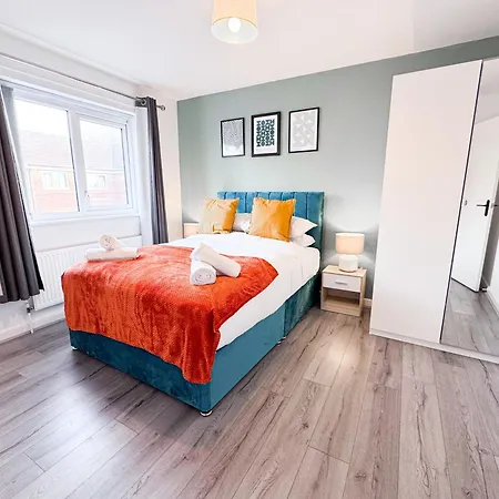 3 Bedroom House With Fast Wifi And Free Parking - Tv's In Every