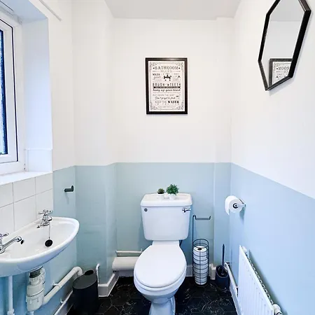 3 Bedroom House With Fast Wifi And Free Parking - Tv's In Every