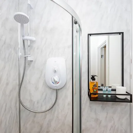 Private Ensuite With Kitchen Access By Irwell *