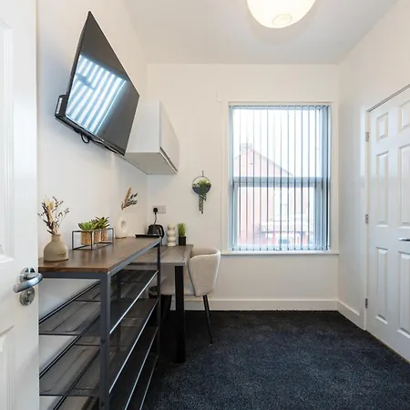 Private Ensuite With Kitchen Access By Irwell Manchester