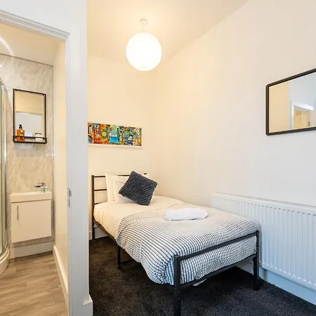 Private Ensuite With Kitchen Access By Irwell Manchester