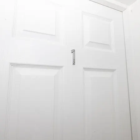 Hotel Private Ensuite With Kitchen Access By Irwell