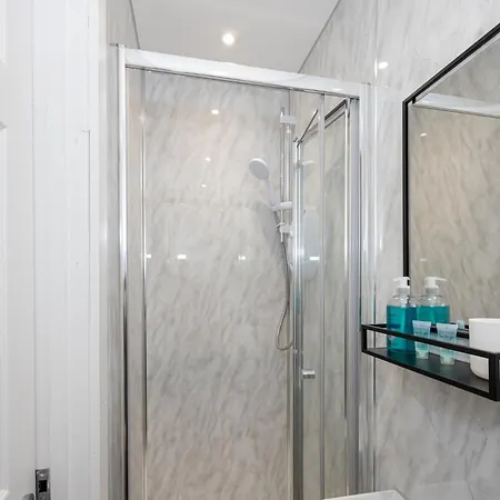 Hotel Private Ensuite With Kitchen Access By Irwell *