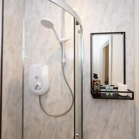 Private Ensuite With Kitchen Access By Irwell Manchester