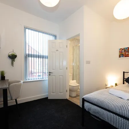 Private Ensuite With Kitchen Access By Irwell Manchester