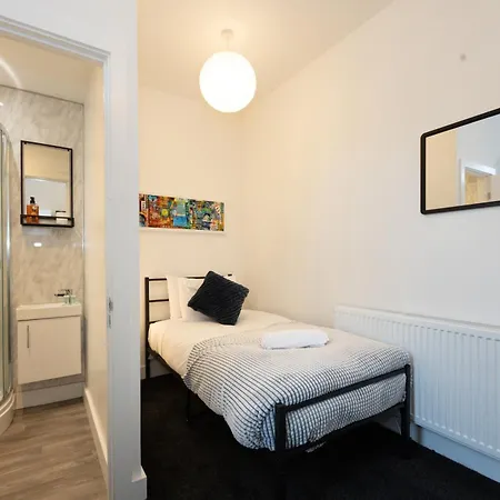 Hotel Private Ensuite With Kitchen Access By Irwell