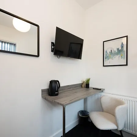 Private Ensuite With Kitchen Access By Irwell *