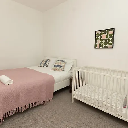 Charming Victorian Retreat 4br House In *