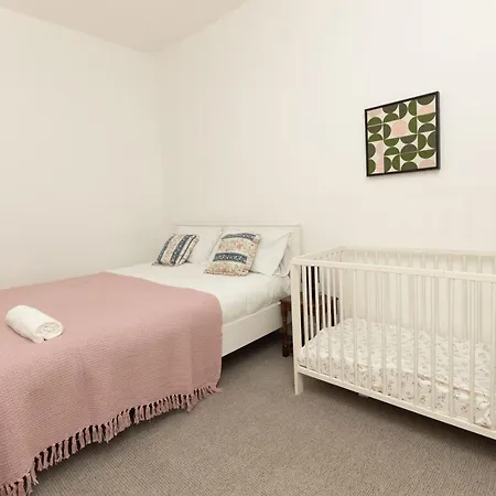 Charming Victorian Retreat 4br House In Semesterbostad