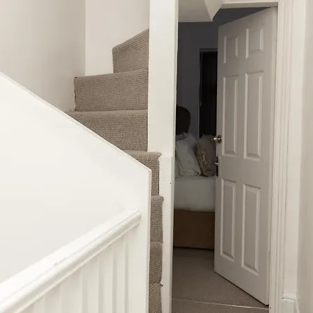 Charming Victorian Retreat 4br House In * מנצ'סטר