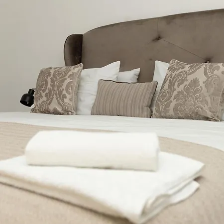 Charming Victorian Retreat 4br House In *