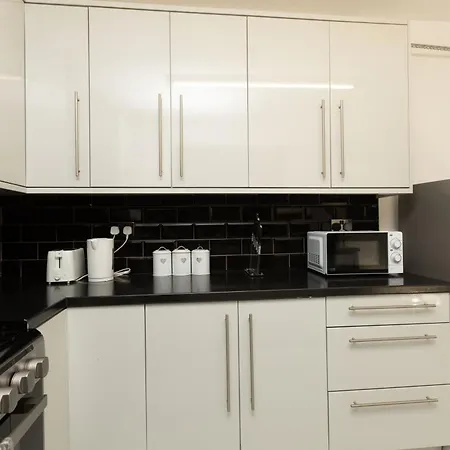 Charming Victorian Retreat 4br House In בית נופש