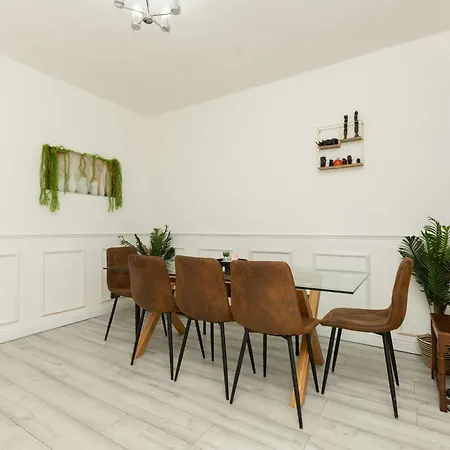 Charming Victorian Retreat 4br House In בית נופש