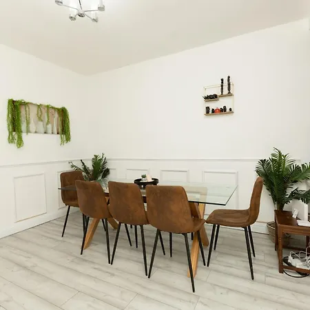 Charming Victorian Retreat 4br House In *