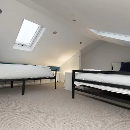 Charming Victorian Retreat 4br House In בית נופש *