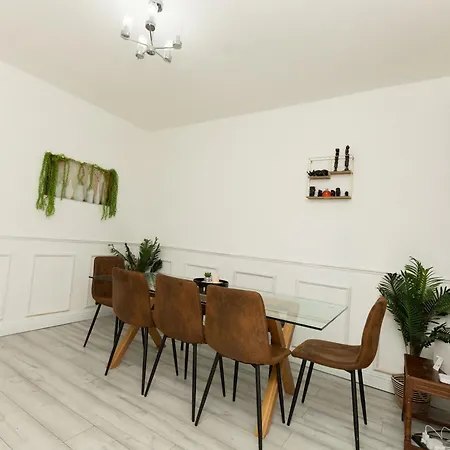 Charming Victorian Retreat 4br House In * מנצ'סטר