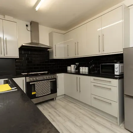 Charming Victorian Retreat 4br House In *