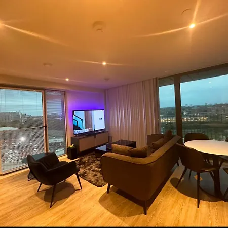 בית אירוח Away Luxury Two Bedroom Shared With En-suite And A Private Bathroom *