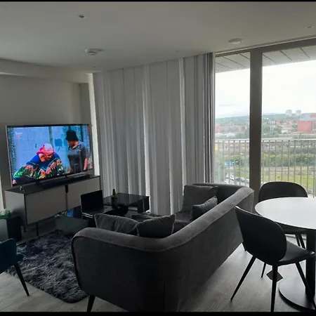 Away Luxury Two Bedroom Shared With En-suite And A Private Bathroom *