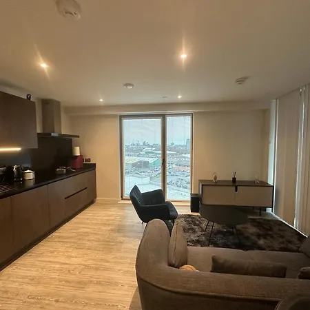 Away Luxury Two Bedroom Shared With En-suite And A Private Bathroom * Manchester