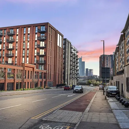 New Stylish Free Parking Sleeps 5 Or 6 *