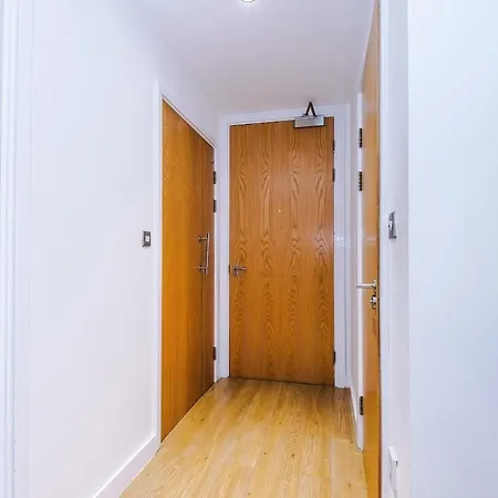 Cosy 1bedroom With Balcony, Sleeps 4, Prime Location, Long Term Disc *