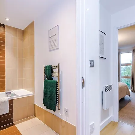 Cosy 1bedroom With Balcony, Sleeps 4, Prime Location, Long Term Disc